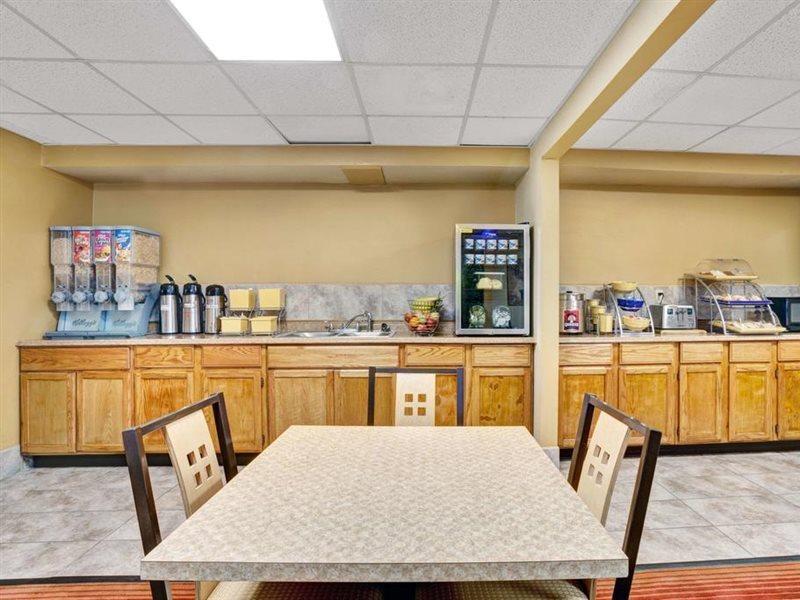 Days Inn By Wyndham Louisville Airport Fair And Expo Center Экстерьер фото