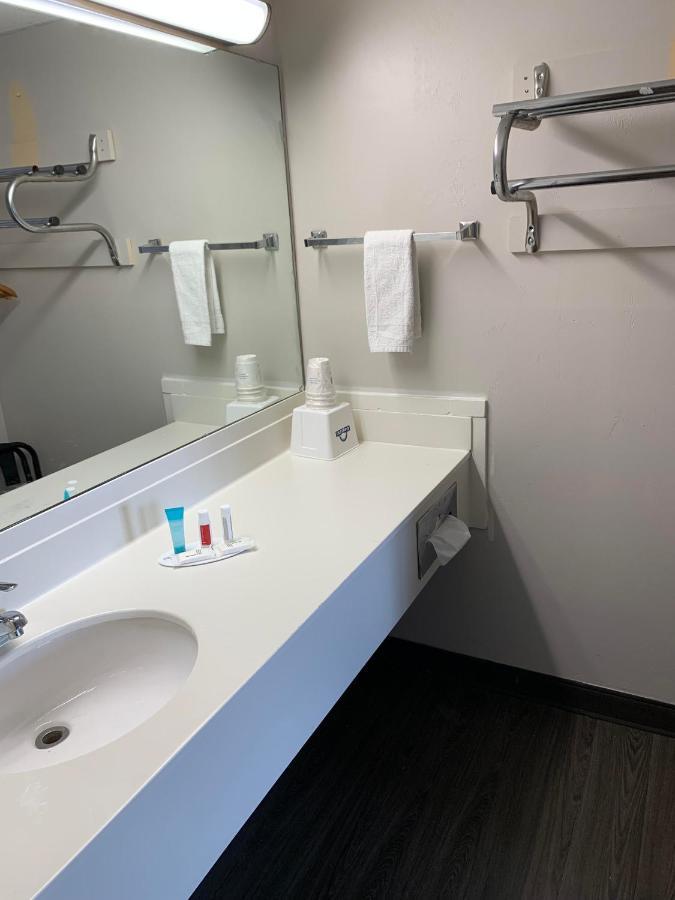 Days Inn By Wyndham Louisville Airport Fair And Expo Center Экстерьер фото