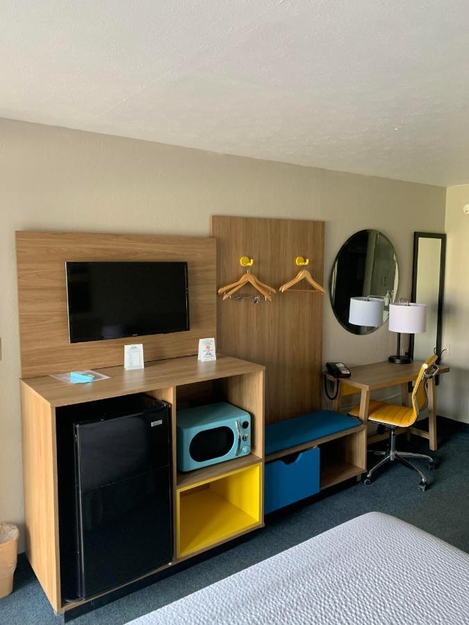 Days Inn By Wyndham Louisville Airport Fair And Expo Center Экстерьер фото