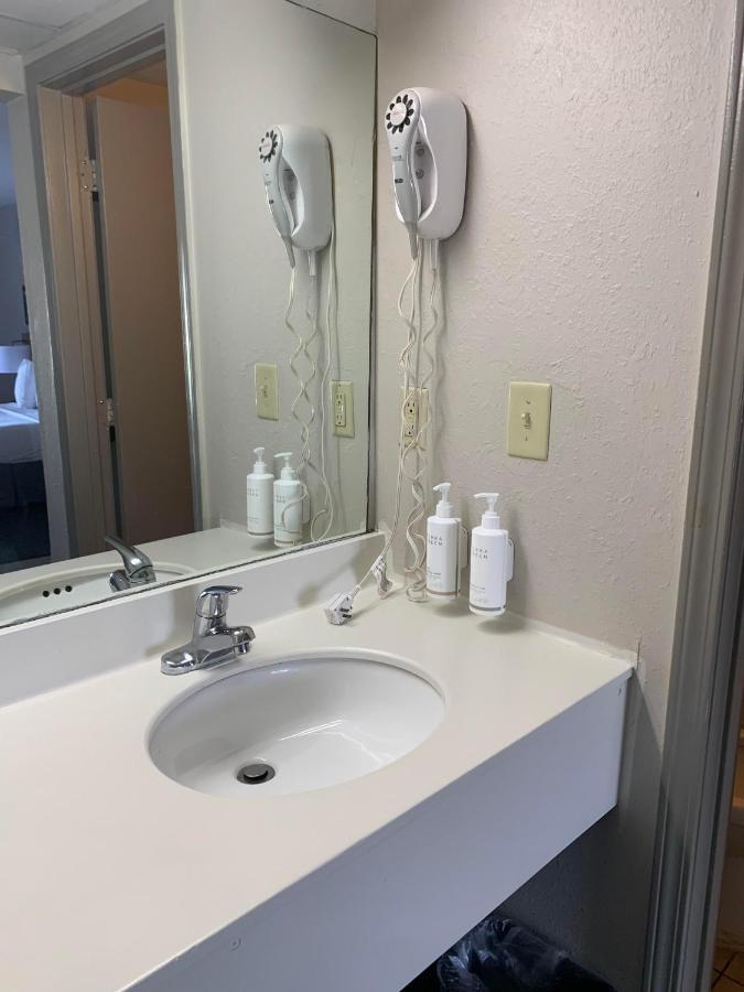 Days Inn By Wyndham Louisville Airport Fair And Expo Center Экстерьер фото