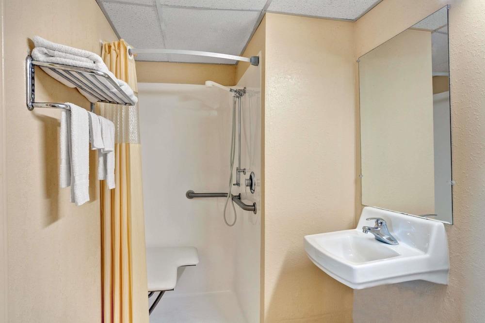 Days Inn By Wyndham Louisville Airport Fair And Expo Center Экстерьер фото