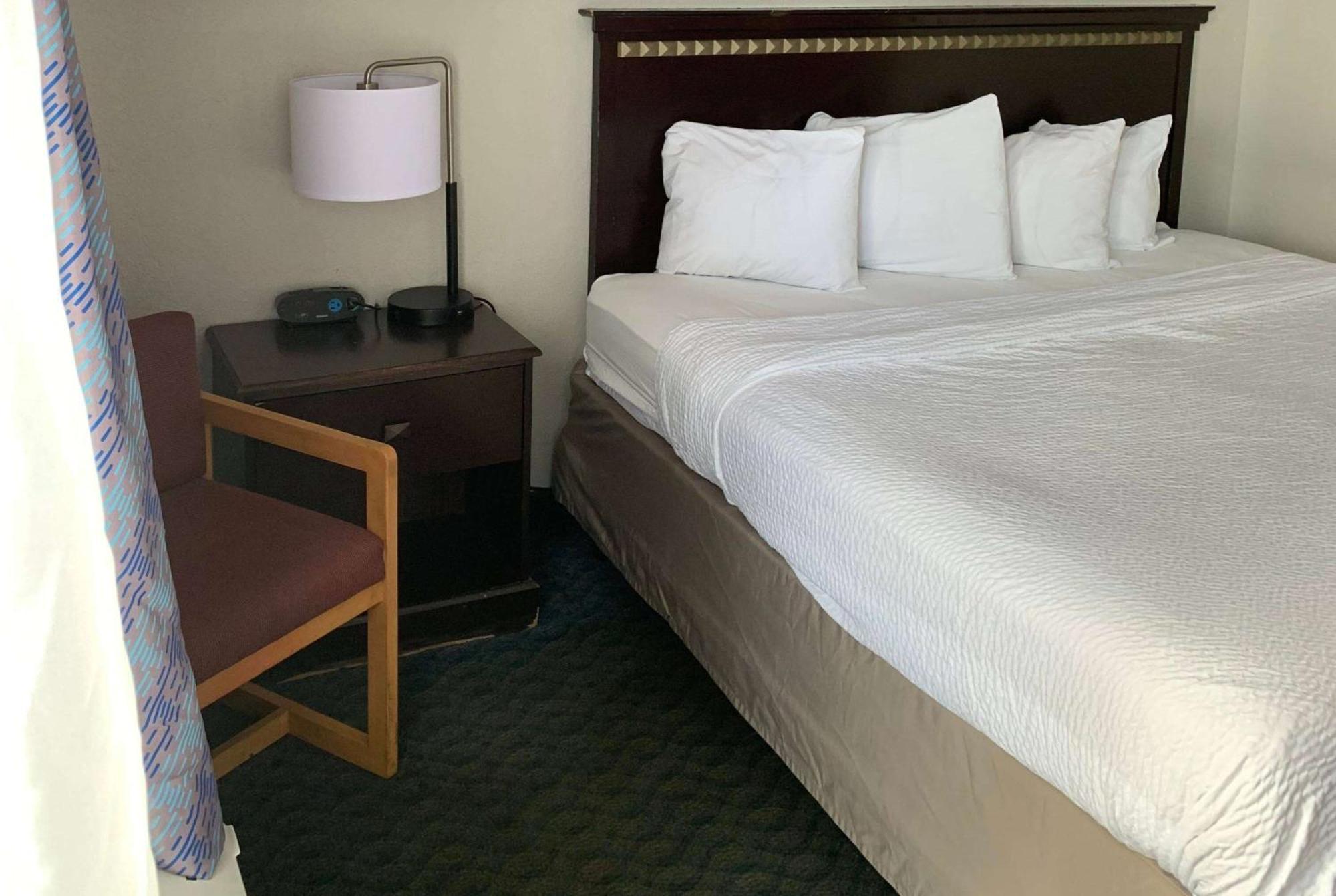 Days Inn By Wyndham Louisville Airport Fair And Expo Center Экстерьер фото