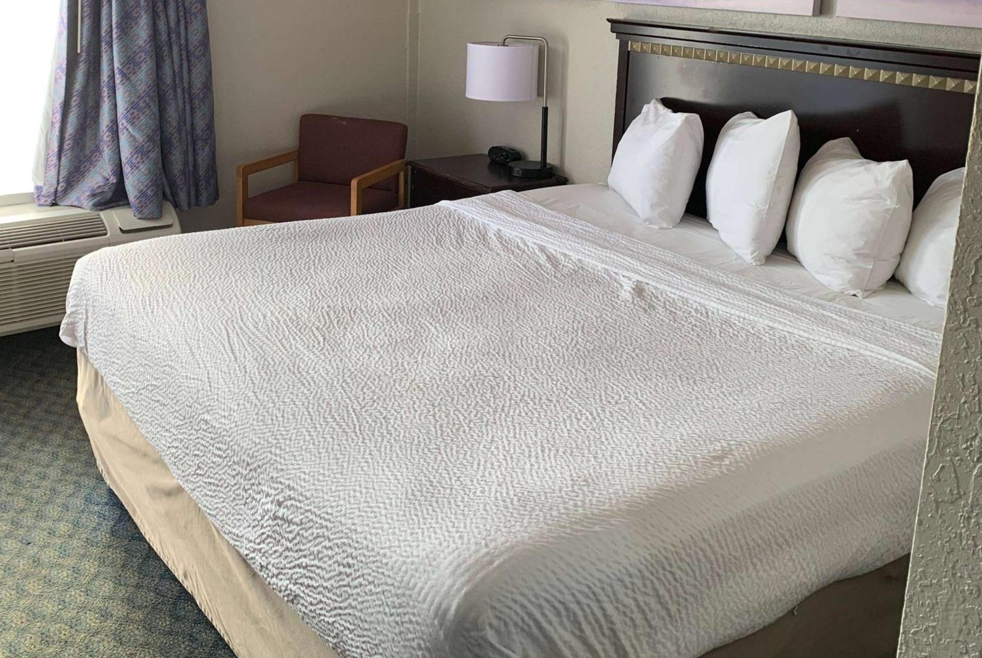 Days Inn By Wyndham Louisville Airport Fair And Expo Center Экстерьер фото
